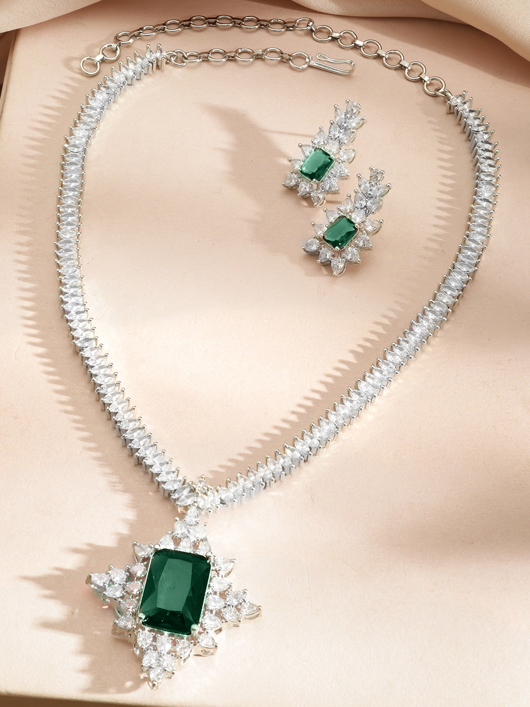 Emerald Studded Crystal Studded Necklace Set フリーサイズ
