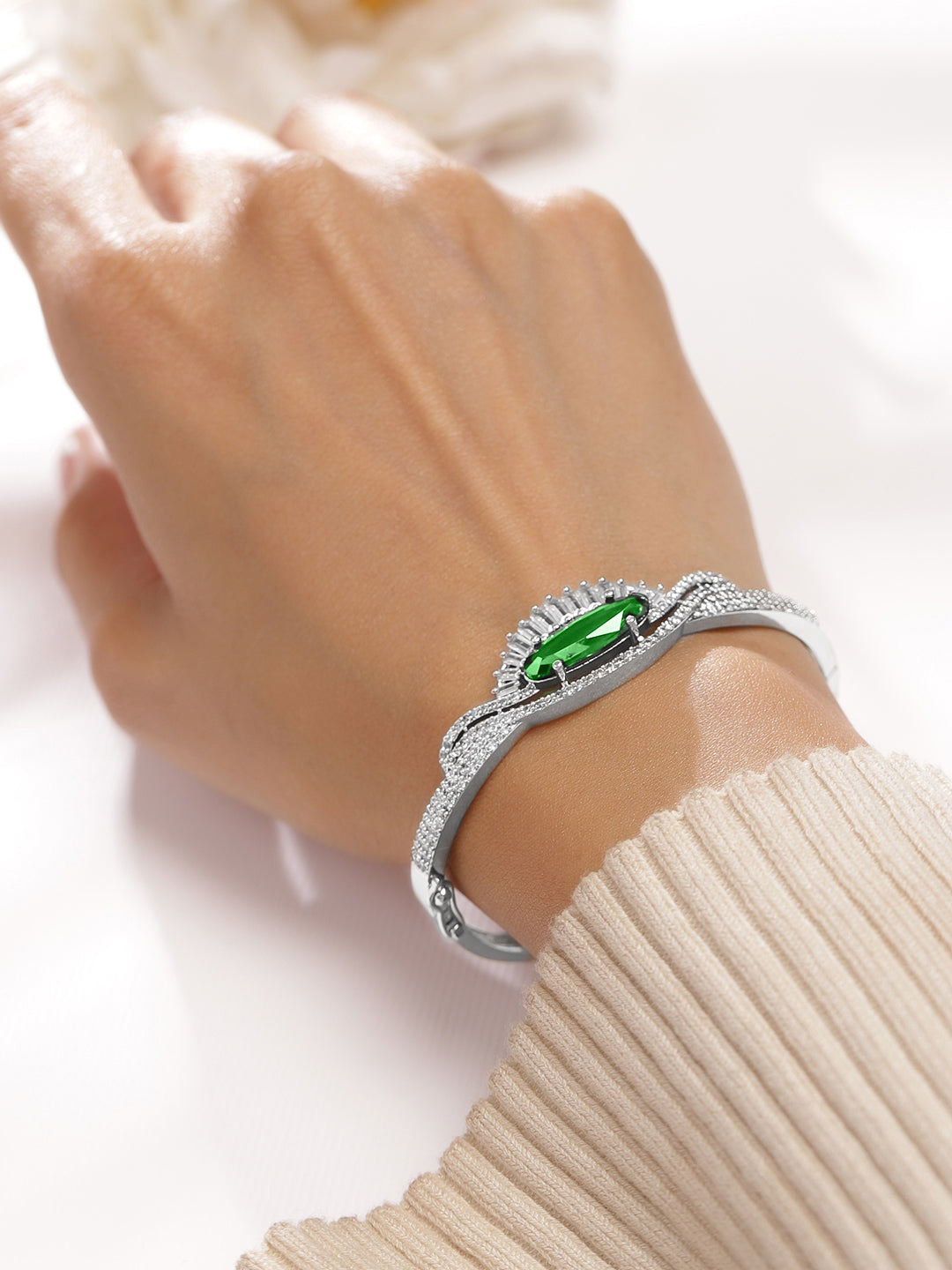 Rubans Rhodium-Plated Emerald Green & White Cubic Zirconia Studded Designer Bracelet フリーサイズ