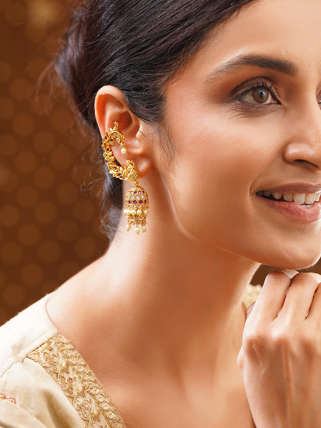 【Rubans】 Gold Plated Lakshmi Motif Pearl Drop American Diamond Zirconia Cuff Jhumkas｜ゴールドメッキ ラクシュミーモチーフ パールドロップ アメリカンダイヤモンド イヤカフ ジュムカ
