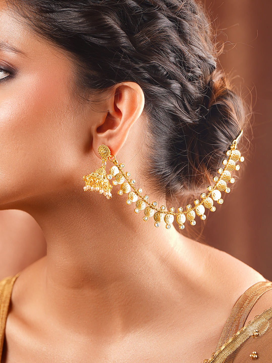 【Rubans】 Gold Plated Laxmi Motif Pearl Beaded Kaan Chain Jhumkas｜ゴールドメッキ ラクシュミーモチーフ パールビーズ カーンチェーン ジュムカ