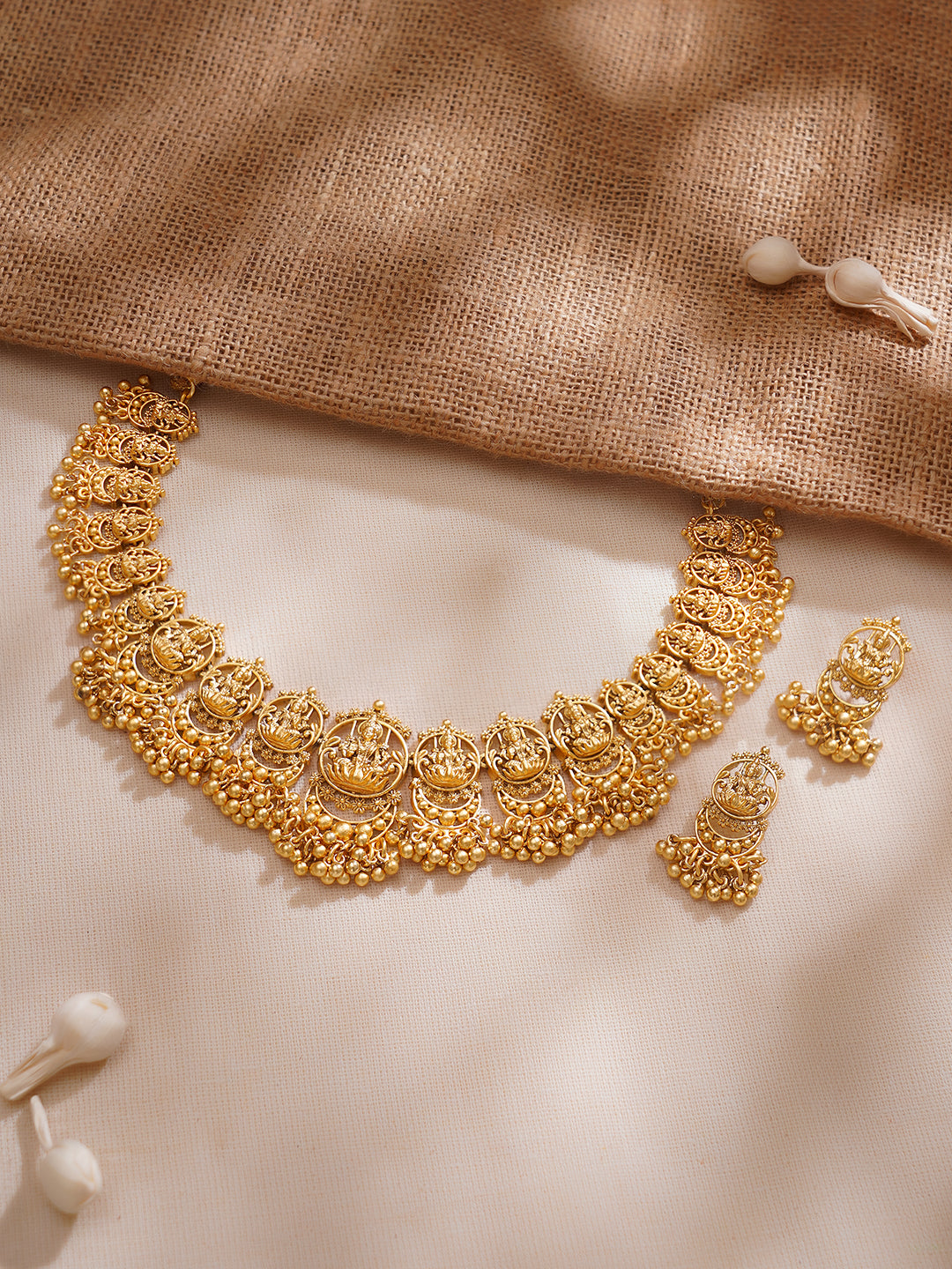 【Rubans】 24K Gold Plated Goddess Lakshmi Motif Handcrafted Traditional Temple Jewellery Set｜24Kゴールドプレーテッド ラクシュミー女神モチーフ ハンドクラフト トラディショナル テンプル ジュエリーセット｜Gold