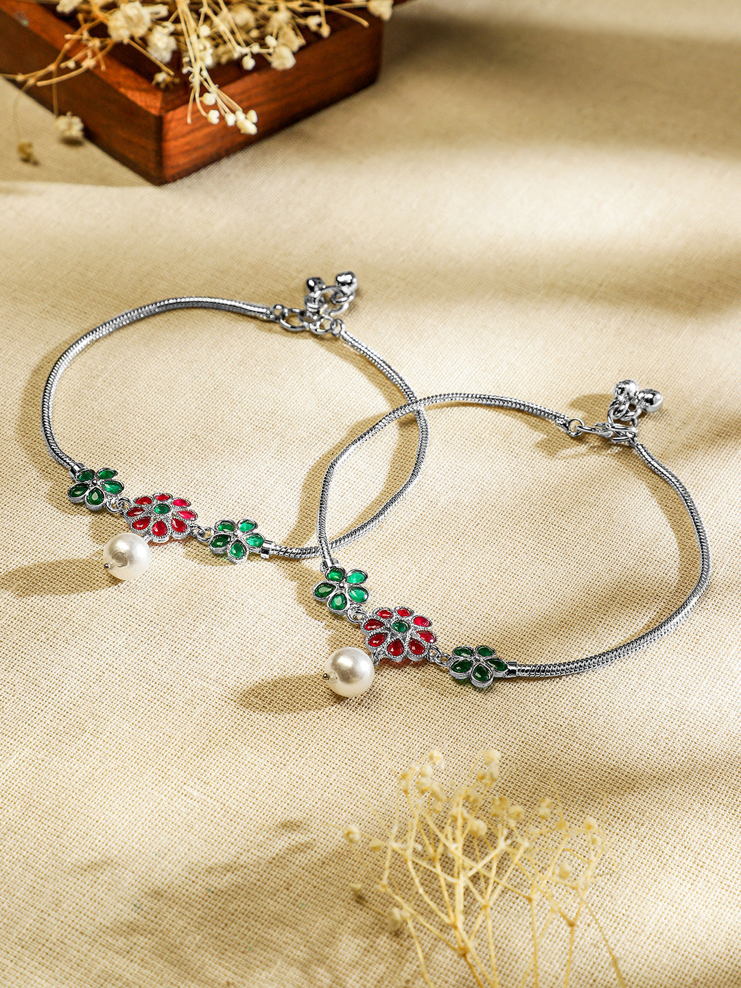 Rubans Set of 2 Oxidized Silver-Plated Ruby Pink & Emerald Green Kundan Floral Anklets with Pearl Accents フリーサイズ