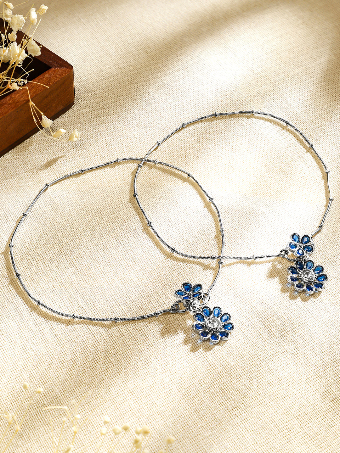 Rubans Set of 2 Oxidised Silver-Plated Blue Kundan Floral Charm Anklets フリーサイズ