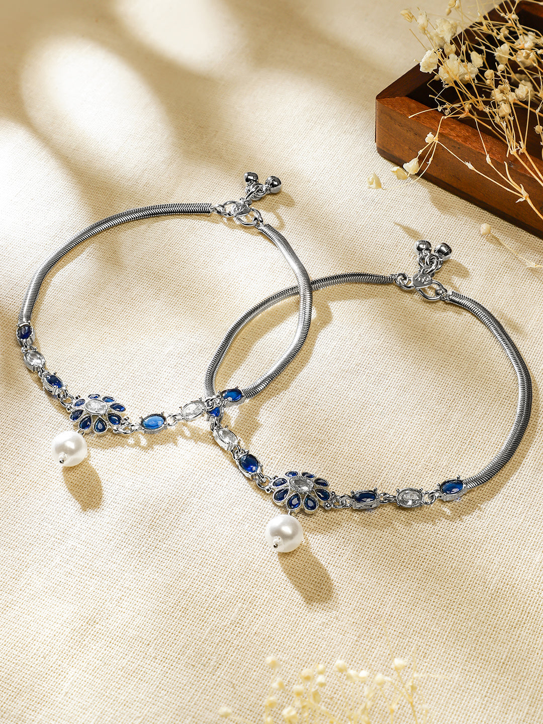 Rubans Set of 2 Oxidised Silver-Plated Blue & White Kundan Stone Anklets with Pearl Accents フリーサイズ