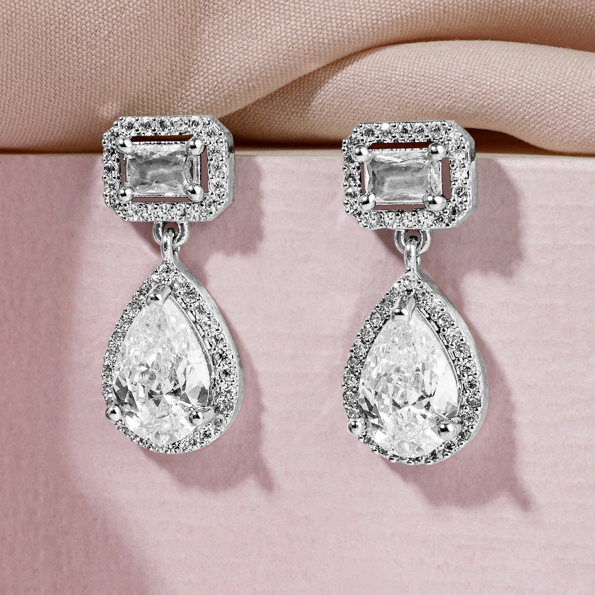 【Rubans】 Glitz & Glow Rhodium-Plated American Diamond Zirconia Drop Earrings｜グリッツ＆グロウ ロジウムメッキ アメリカンダイヤモンド ジルコニア ドロップピアス