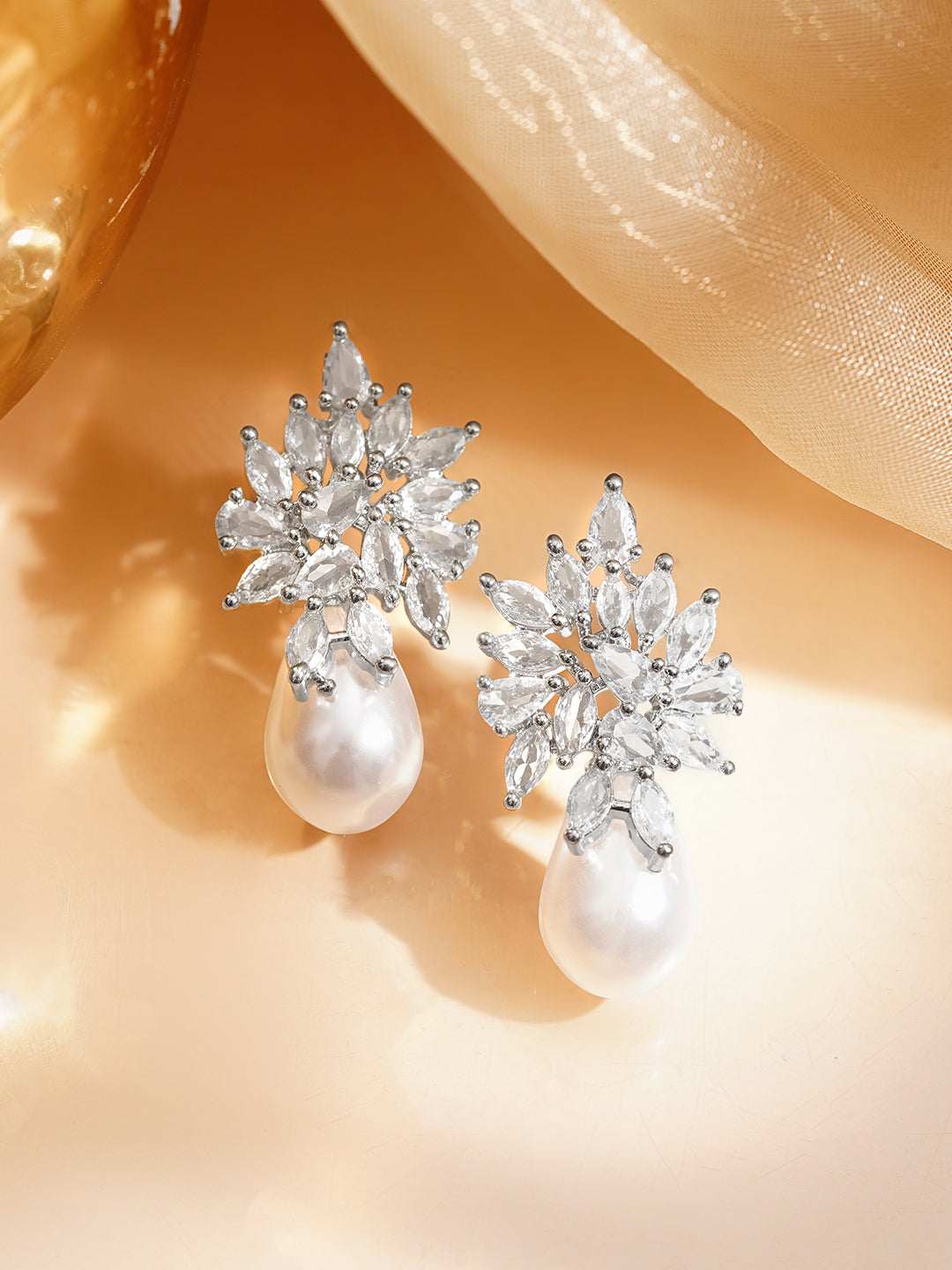 Frosted Floral Cluster Pearl Drop Earrings フリーサイズ