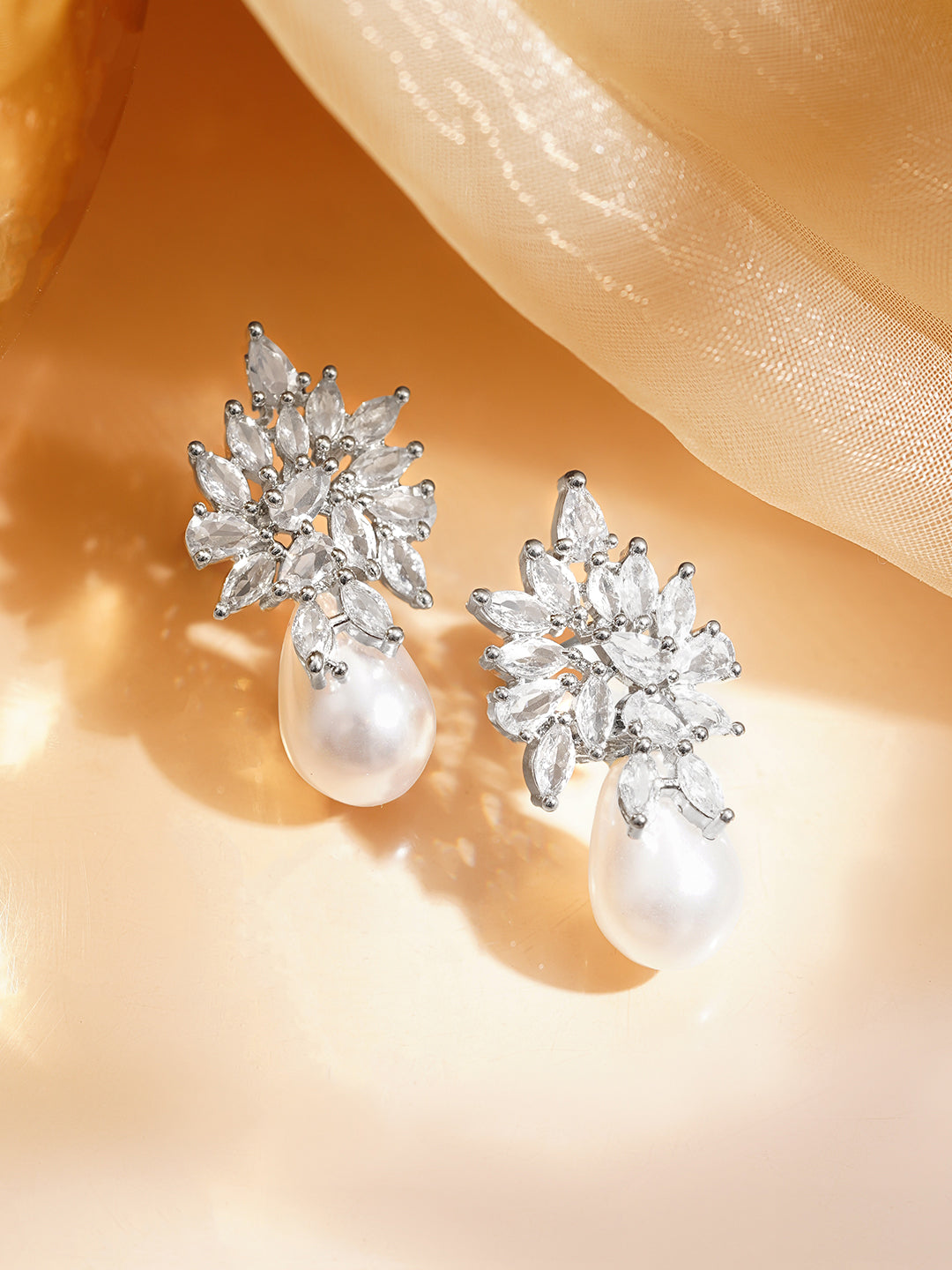 Frosted Floral Cluster Pearl Drop Earrings フリーサイズ