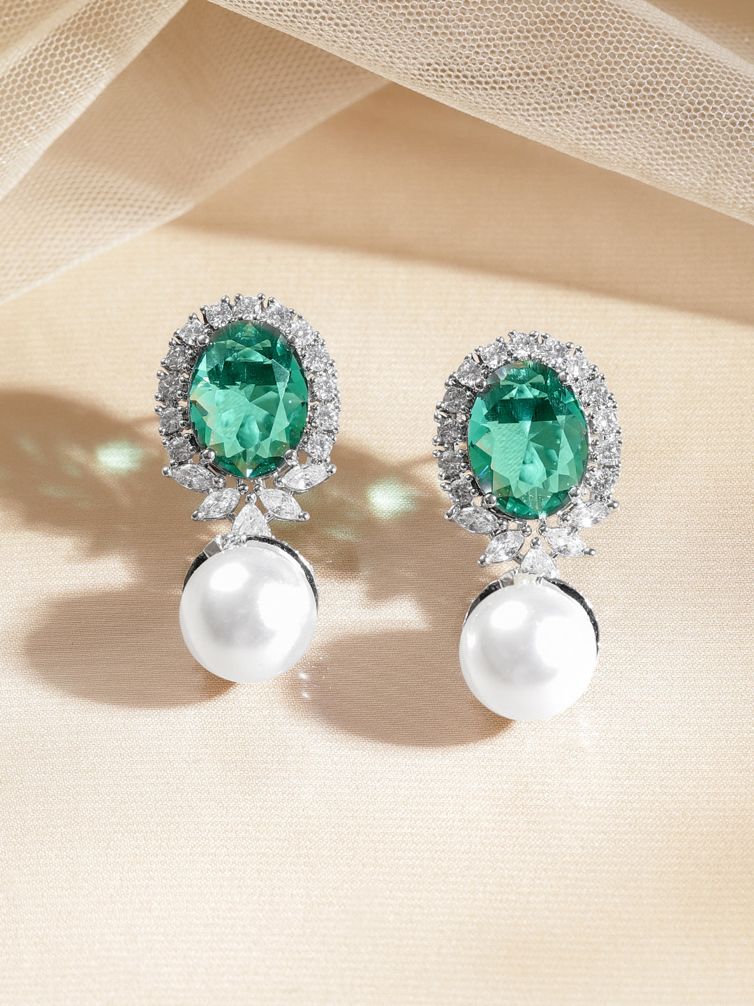Emerald Glow Pearl Drop Earrings フリーサイズ