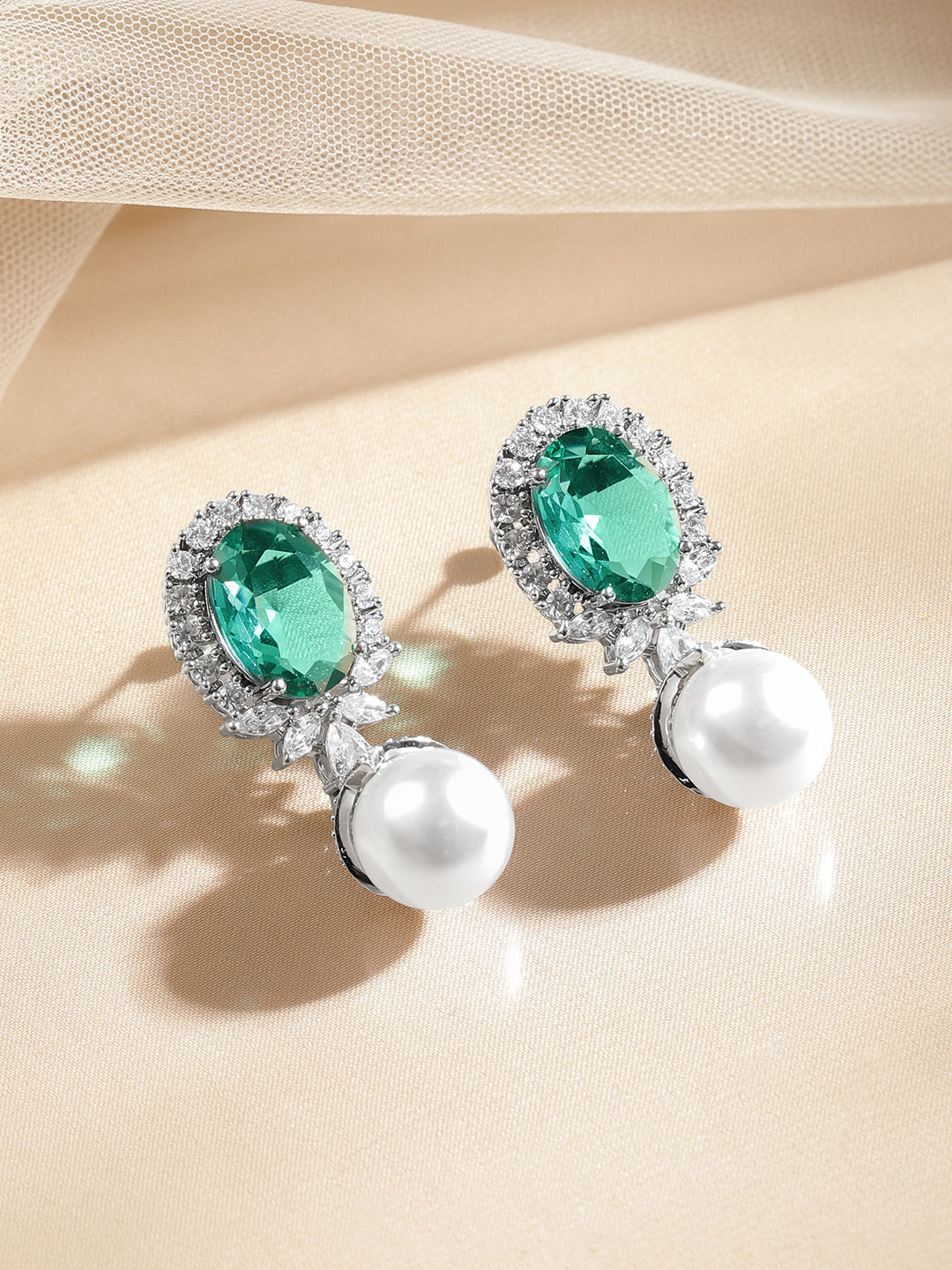 Emerald Glow Pearl Drop Earrings フリーサイズ