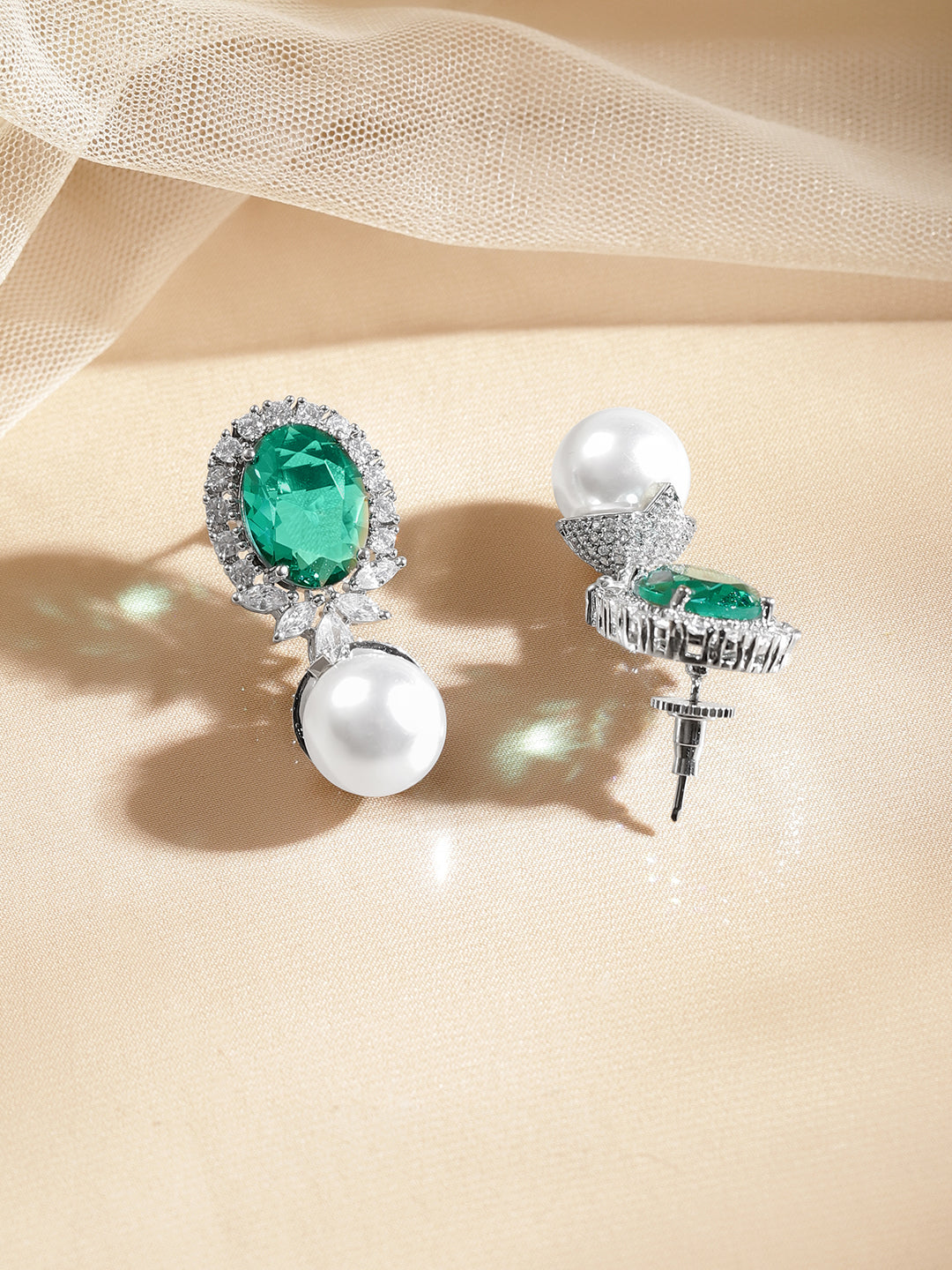 Emerald Glow Pearl Drop Earrings フリーサイズ
