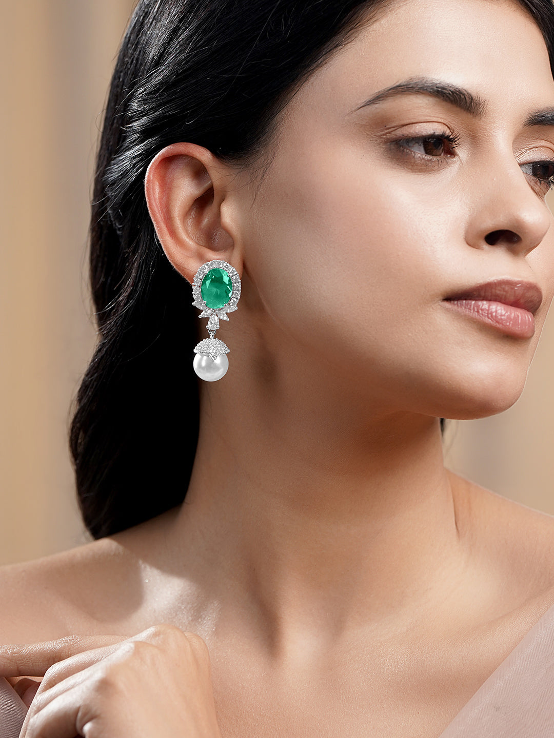 Emerald Glow Pearl Drop Earrings フリーサイズ