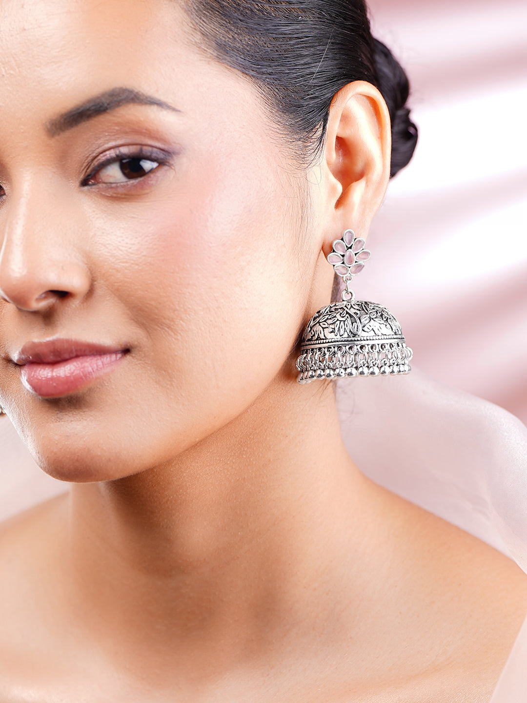 【Rubans】 Oxidised Silver-Toned Pink Enamel Floral Jhumka Earrings｜オキシダイズド シルバートーン ピンクエナメル フローラル ジュムカイヤリング