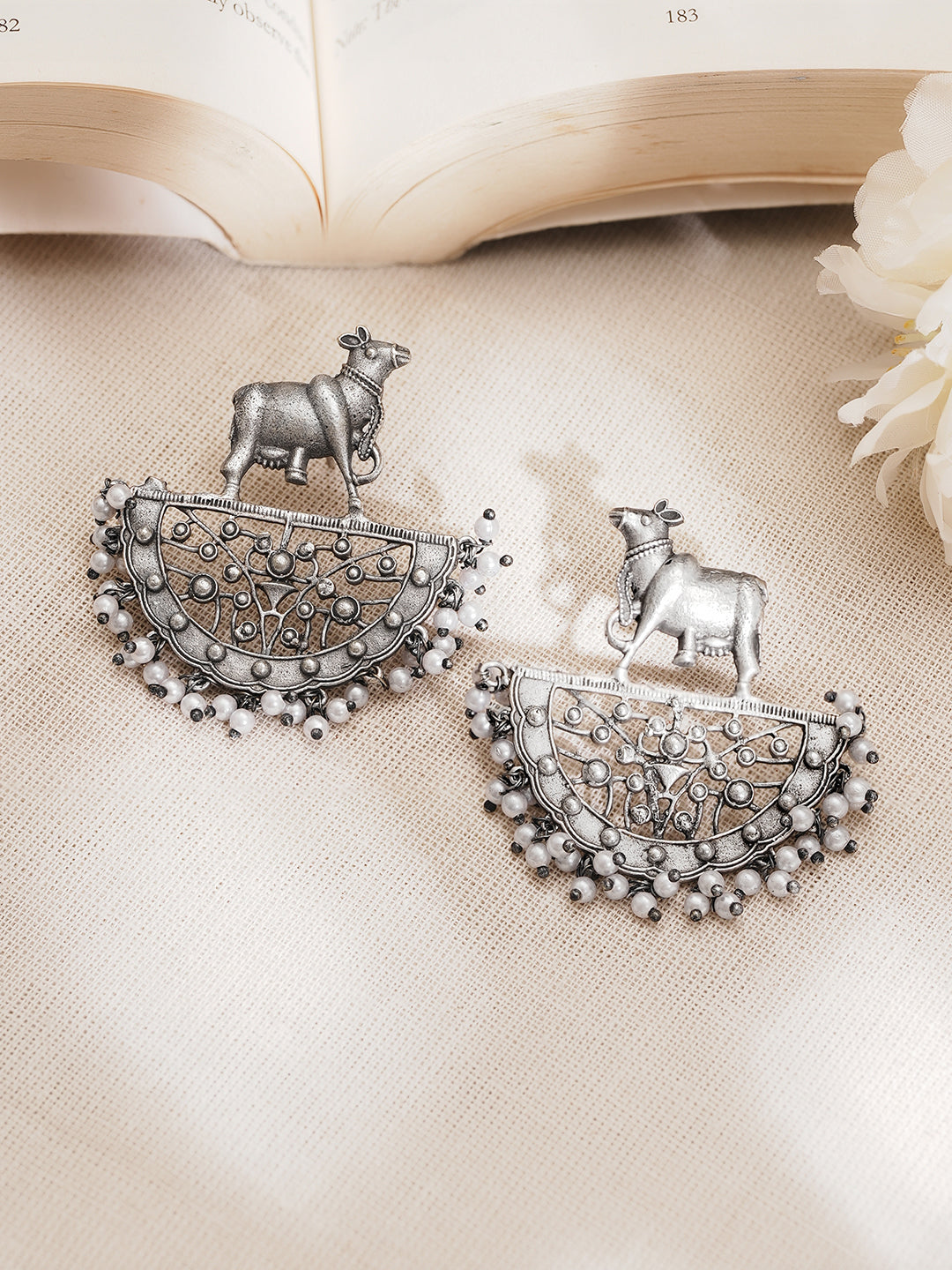 Rubans Oxidised Silver Plated Brass Cow Motif Pearl Chandbali Earrings フリーサイズ