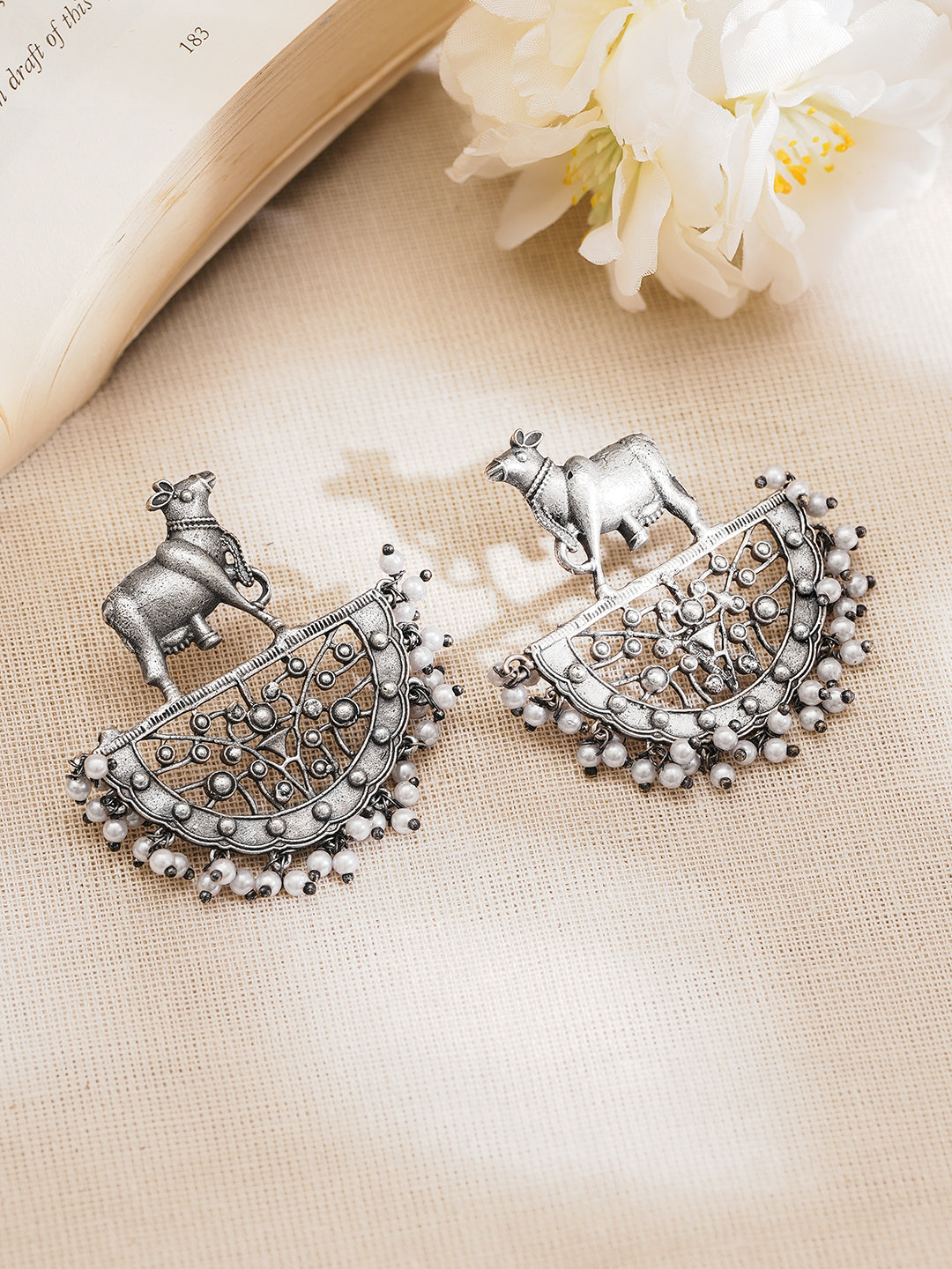 Rubans Oxidised Silver Plated Brass Cow Motif Pearl Chandbali Earrings フリーサイズ