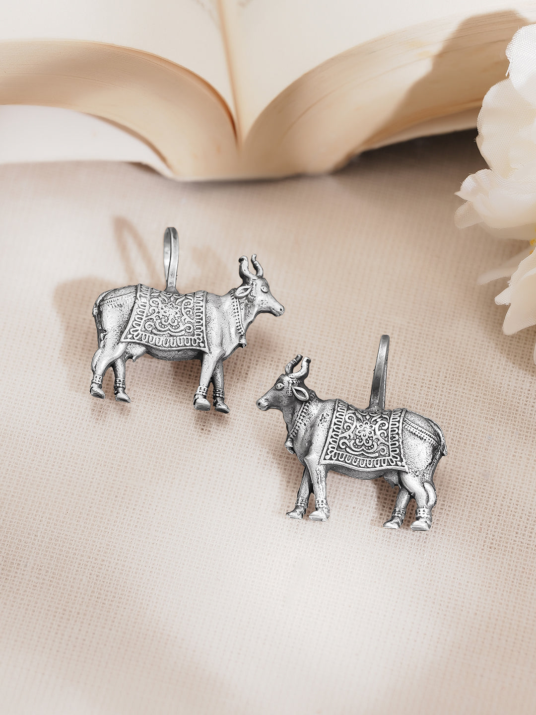 Bold Oxidised Cow Statement Ear Cuffs フリーサイズ
