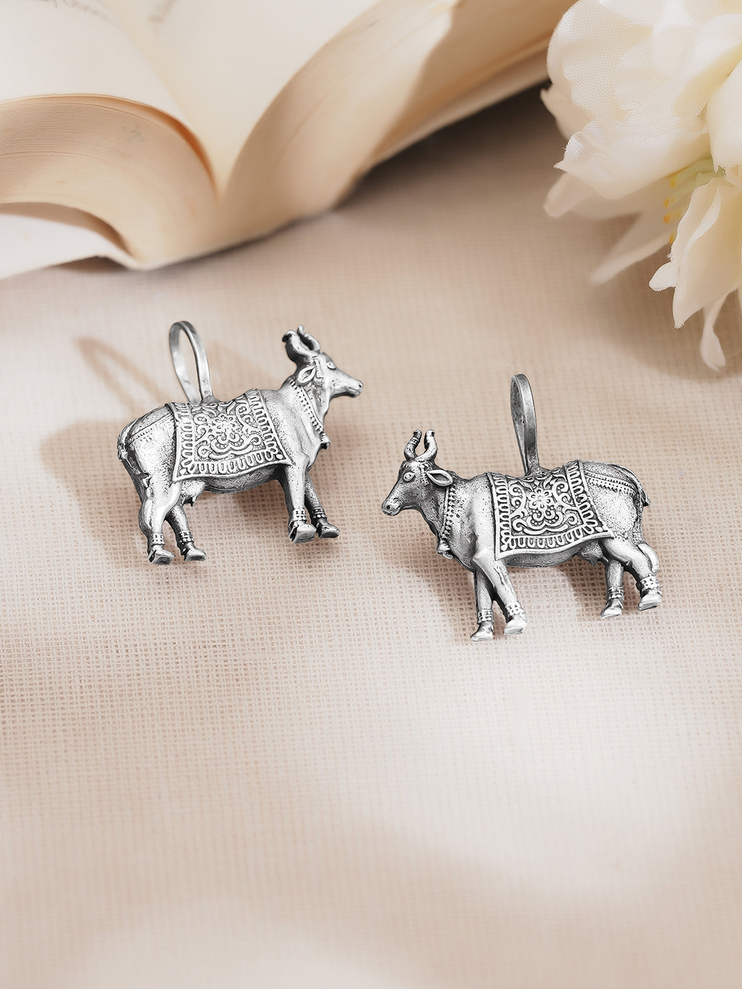 Bold Oxidised Cow Statement Ear Cuffs フリーサイズ
