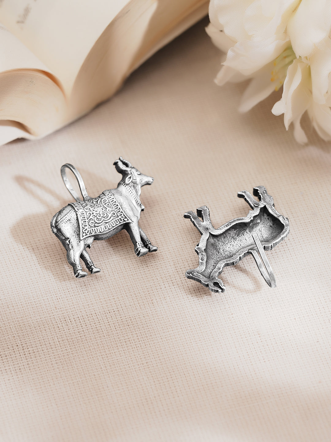 Bold Oxidised Cow Statement Ear Cuffs フリーサイズ