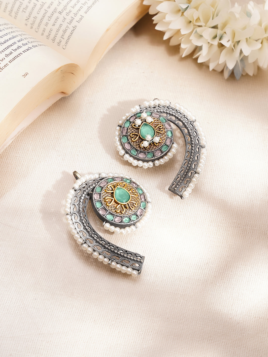 【Rubans】 Oxidised Multicolor Studded Ear Cuff With Pearl Detailing｜オキシダイズド マルチカラーストーン パール イヤカフ