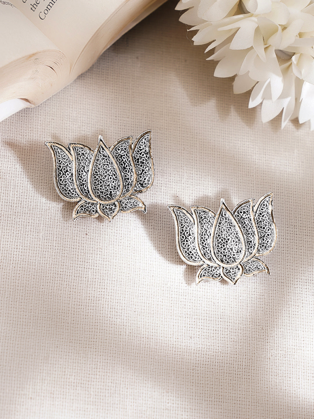 【Rubans】 Oxidised Lotus Design Stud Earrings｜オキシダイズド ロータスデザイン スタッドイヤリング