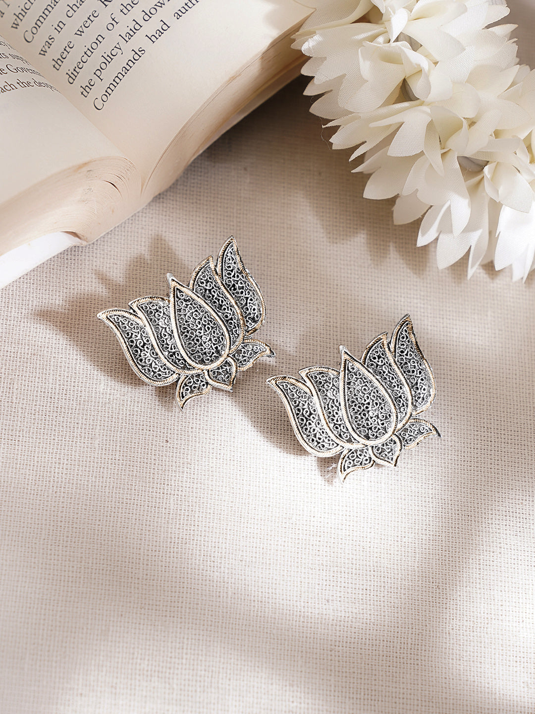 【Rubans】 Oxidised Lotus Design Stud Earrings｜オキシダイズド ロータスデザイン スタッドイヤリング