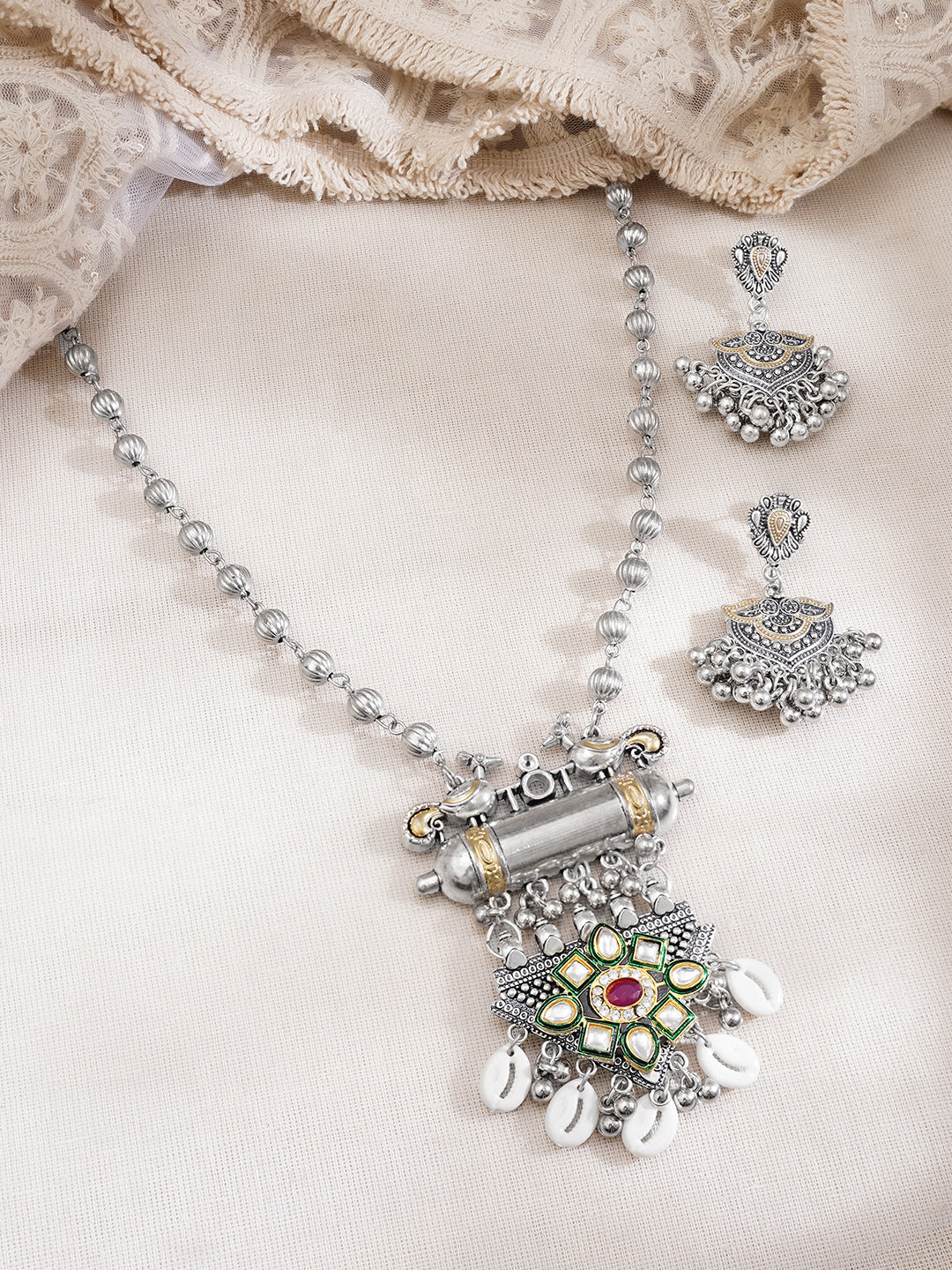 【Rubans】 Oxidised Kundan Cowrie Shell Charm Statement Pendant Necklace Set｜オキシダイズド クンダン カウリーシェル チャーム ステートメント ペンダント ネックレスセット