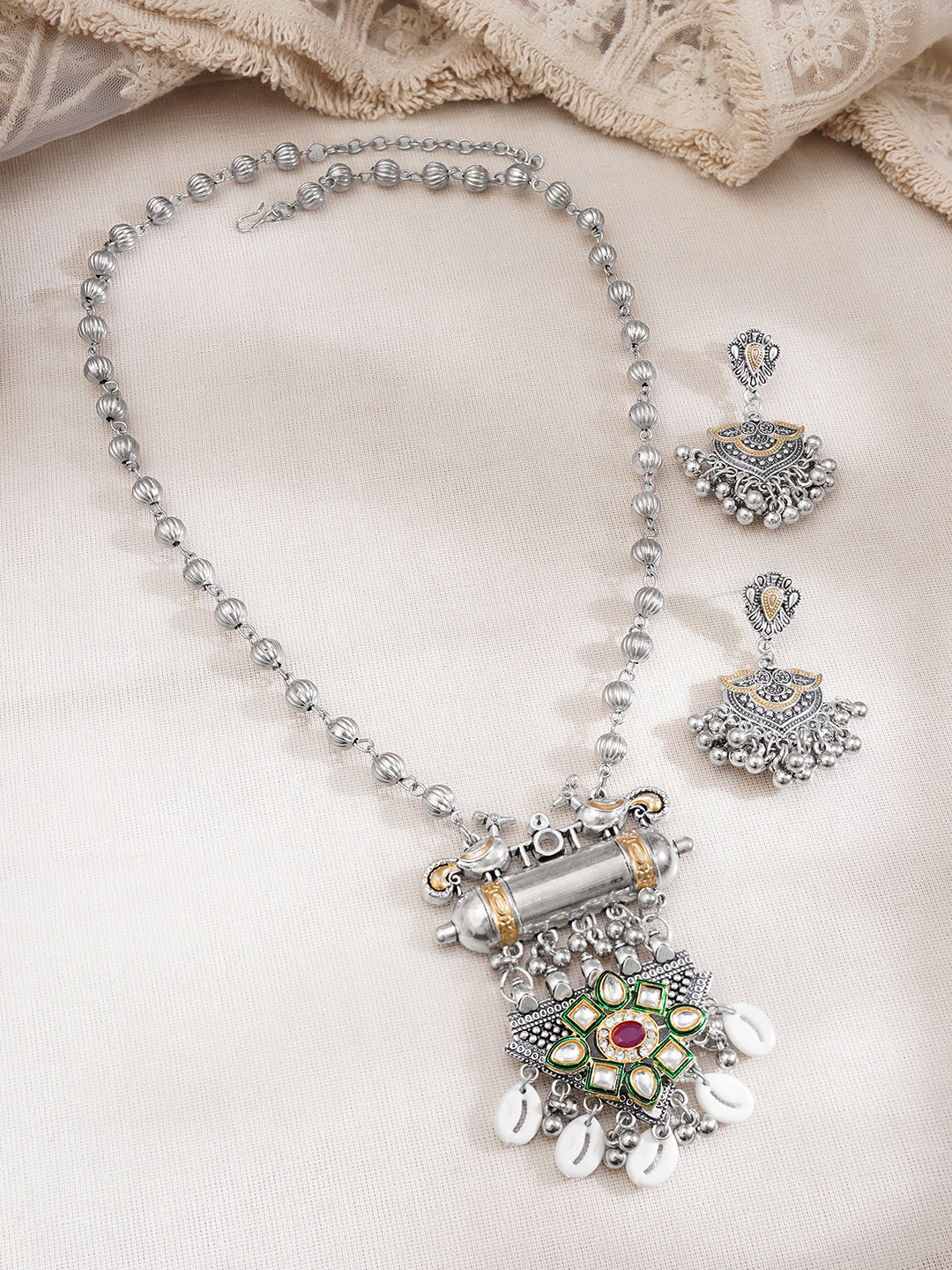 【Rubans】 Oxidised Kundan Cowrie Shell Charm Statement Pendant Necklace Set｜オキシダイズド クンダン カウリーシェル チャーム ステートメント ペンダント ネックレスセット