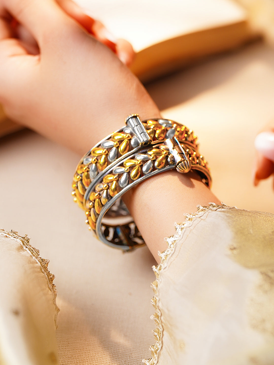 Dual Plating Oxidised Textured Bangles フリーサイズ