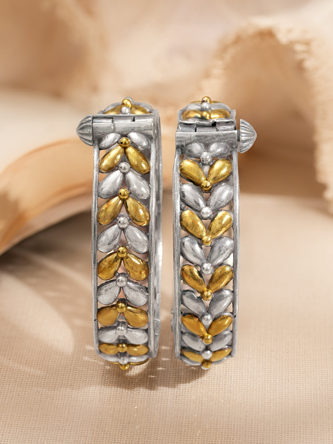 Dual Plating Oxidised Textured Bangles フリーサイズ