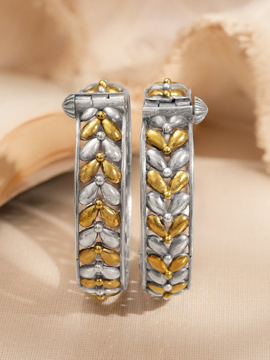 Dual Plating Oxidised Textured Bangles フリーサイズ