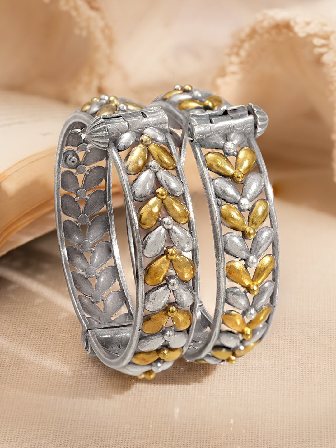 Dual Plating Oxidised Textured Bangles フリーサイズ