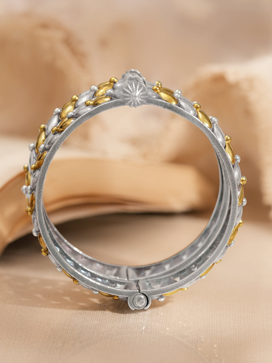 Dual Plating Oxidised Textured Bangles フリーサイズ