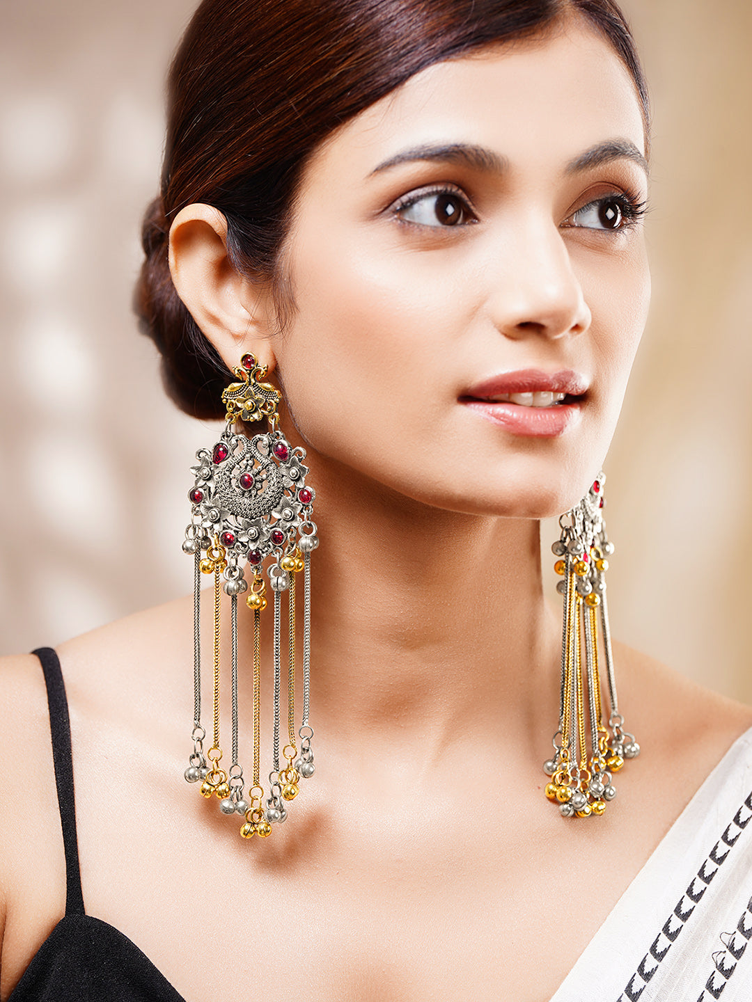 Tassel Dangler Earrings with Layered Chain Detailing フリーサイズ