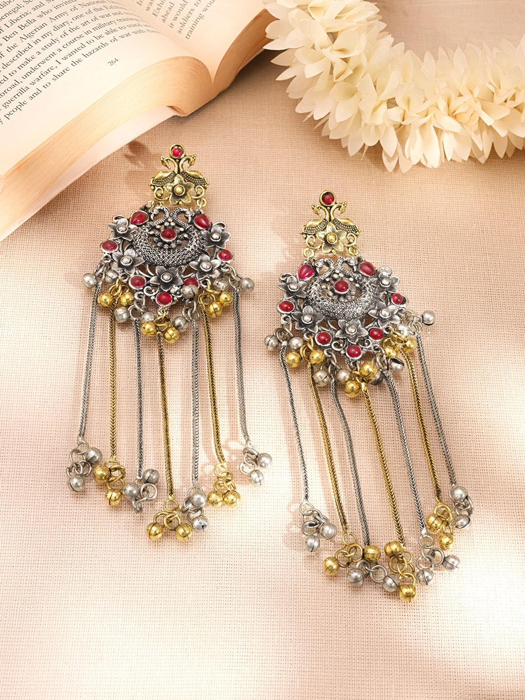 Tassel Dangler Earrings with Layered Chain Detailing フリーサイズ