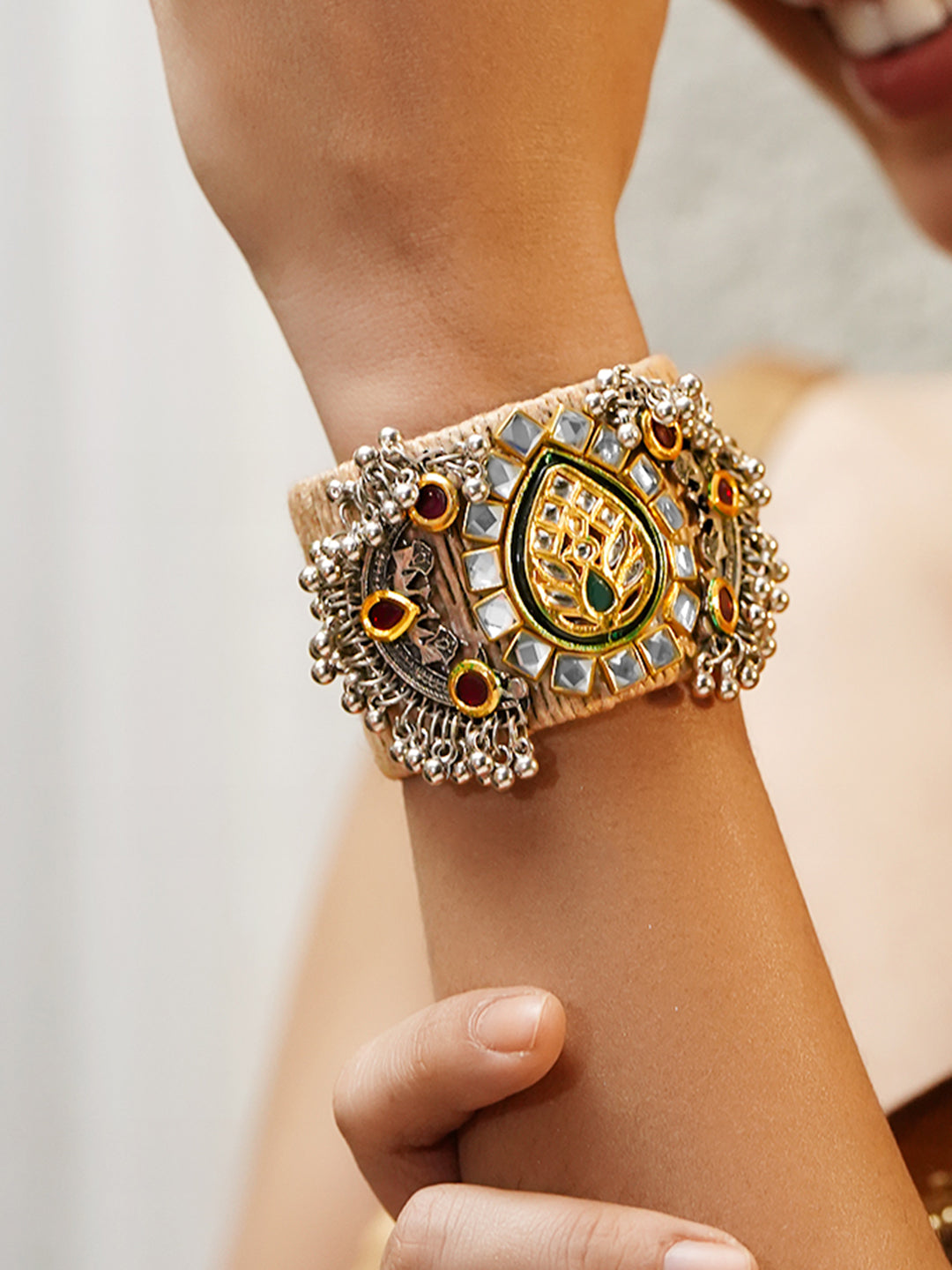Rubans Women Brass Kundan Gold-Plated Cuff Bracelet フリーサイズ