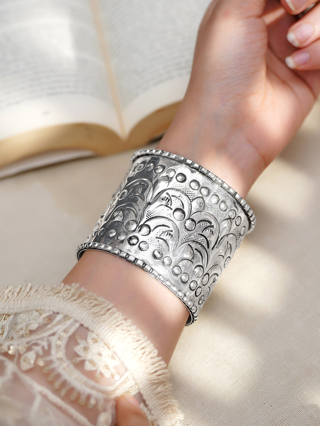 【Rubans】 Oxidised Silver Plated Engraved Statement Cuff Bracelet｜オキシダイズド シルバーメッキ 彫刻 ステートメント カフブレスレット
