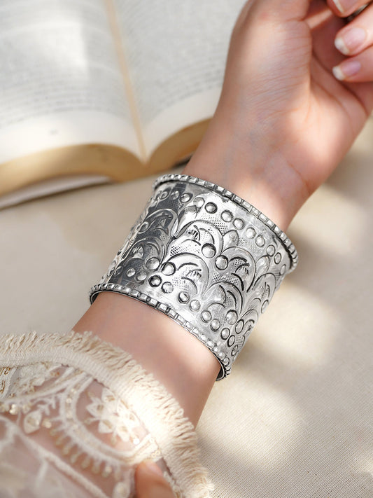 【Rubans】 Oxidised Silver Plated Engraved Statement Cuff Bracelet｜オキシダイズド シルバーメッキ 彫刻 ステートメント カフブレスレット