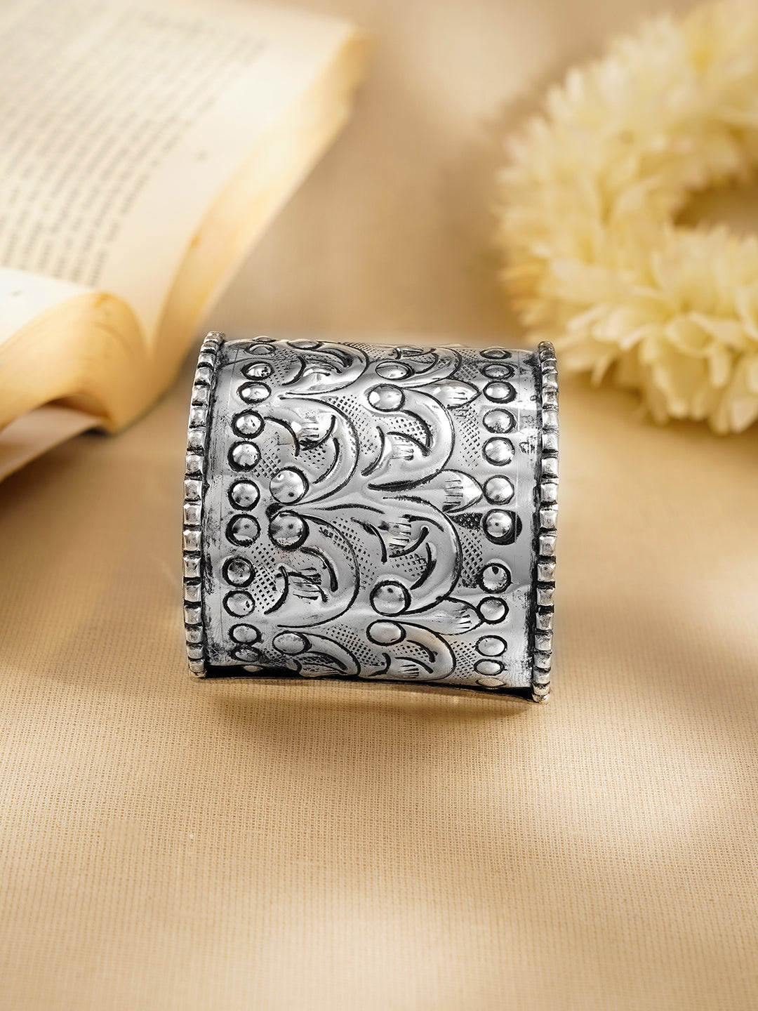 【Rubans】 Oxidised Silver Plated Engraved Statement Cuff Bracelet｜オキシダイズド シルバーメッキ 彫刻 ステートメント カフブレスレット