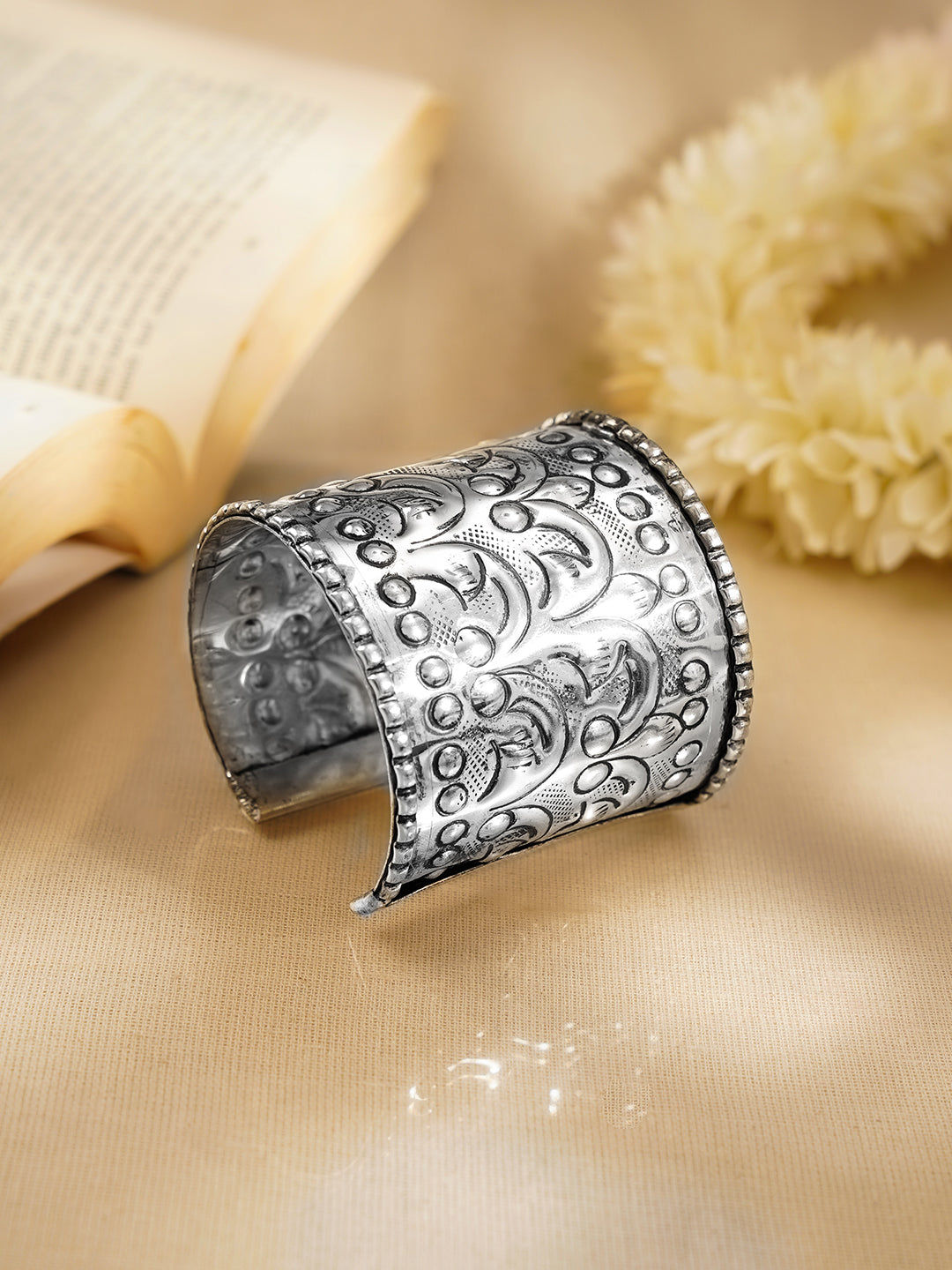 【Rubans】 Oxidised Silver Plated Engraved Statement Cuff Bracelet｜オキシダイズド シルバーメッキ 彫刻 ステートメント カフブレスレット