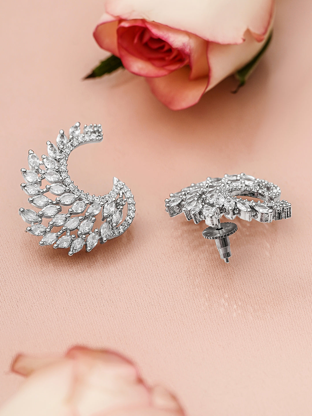 【Rubans】 Rhodium Plated White Cubic Zirconia Studded Handcrafted Feather Shaped Statement Stud Earrings｜ロジウムメッキ ホワイトCZ フェザー ステートメント スタッドイヤリング
