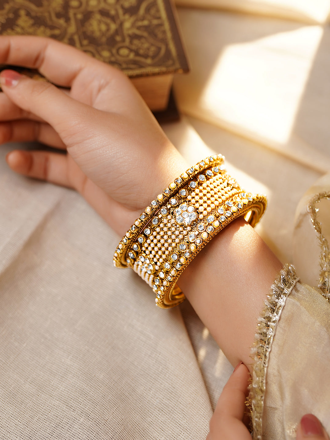 Luxe Wedding Pearl Statement Bangles フリーサイズ