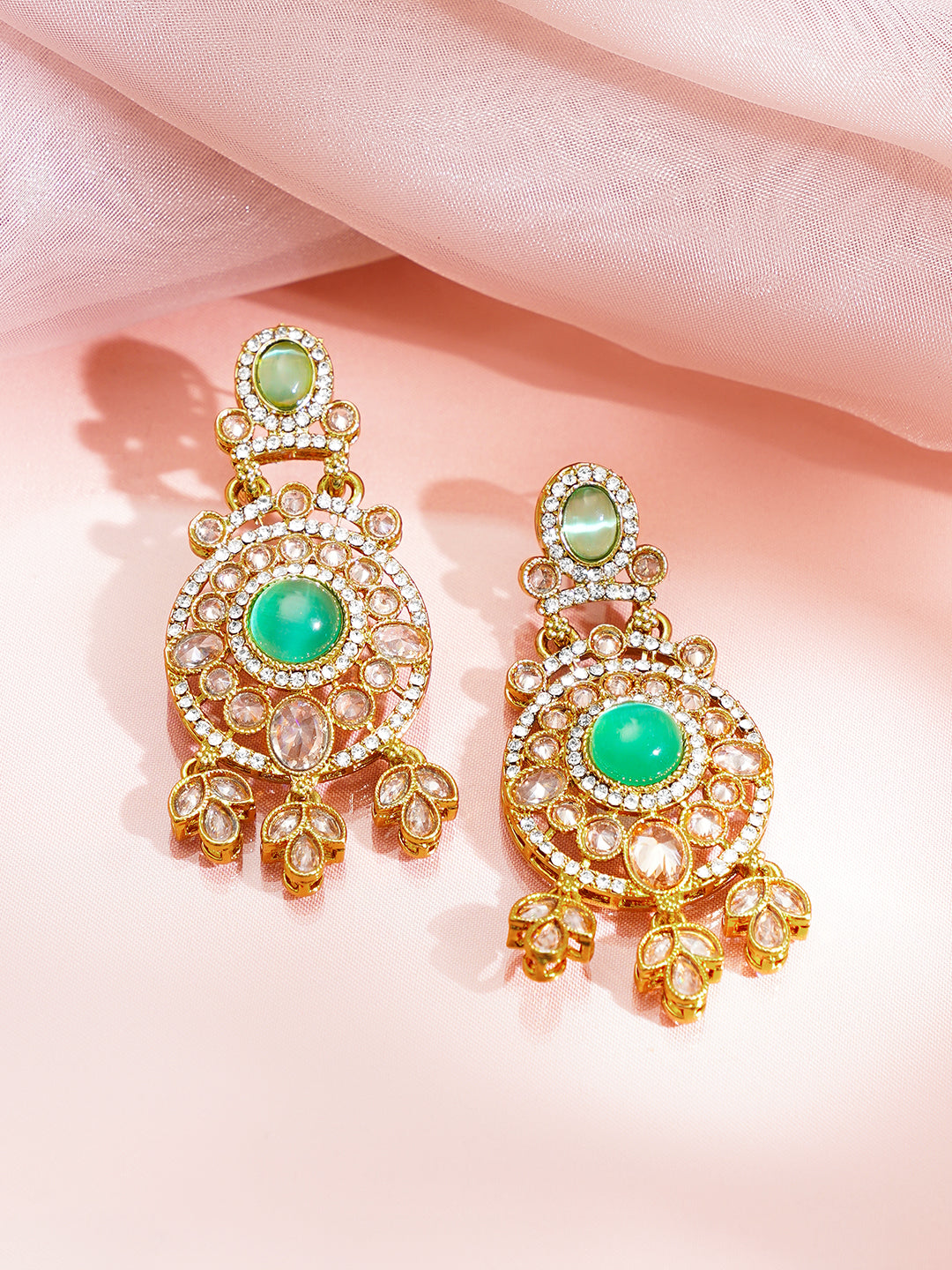【Rubans】 Antique Gold Plated Pastel Green Kundan Charm Dangler Earrings｜アンティークゴールド パステルグリーン クンダン チャーム ダングラー イヤリング