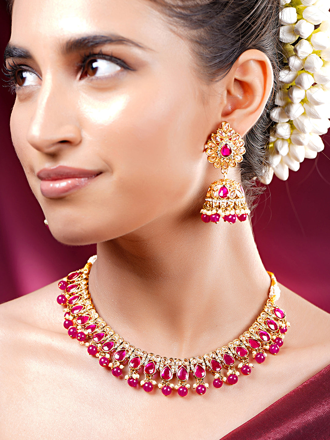 【Rubans】 Gold Plated Ruby Pink Studded Pearl Beaded Necklace Set With Maang Tikka｜ゴールドメッキ ルビーピンク ストーン パールビーズ ネックレスセット（マーンティッカ付き）
