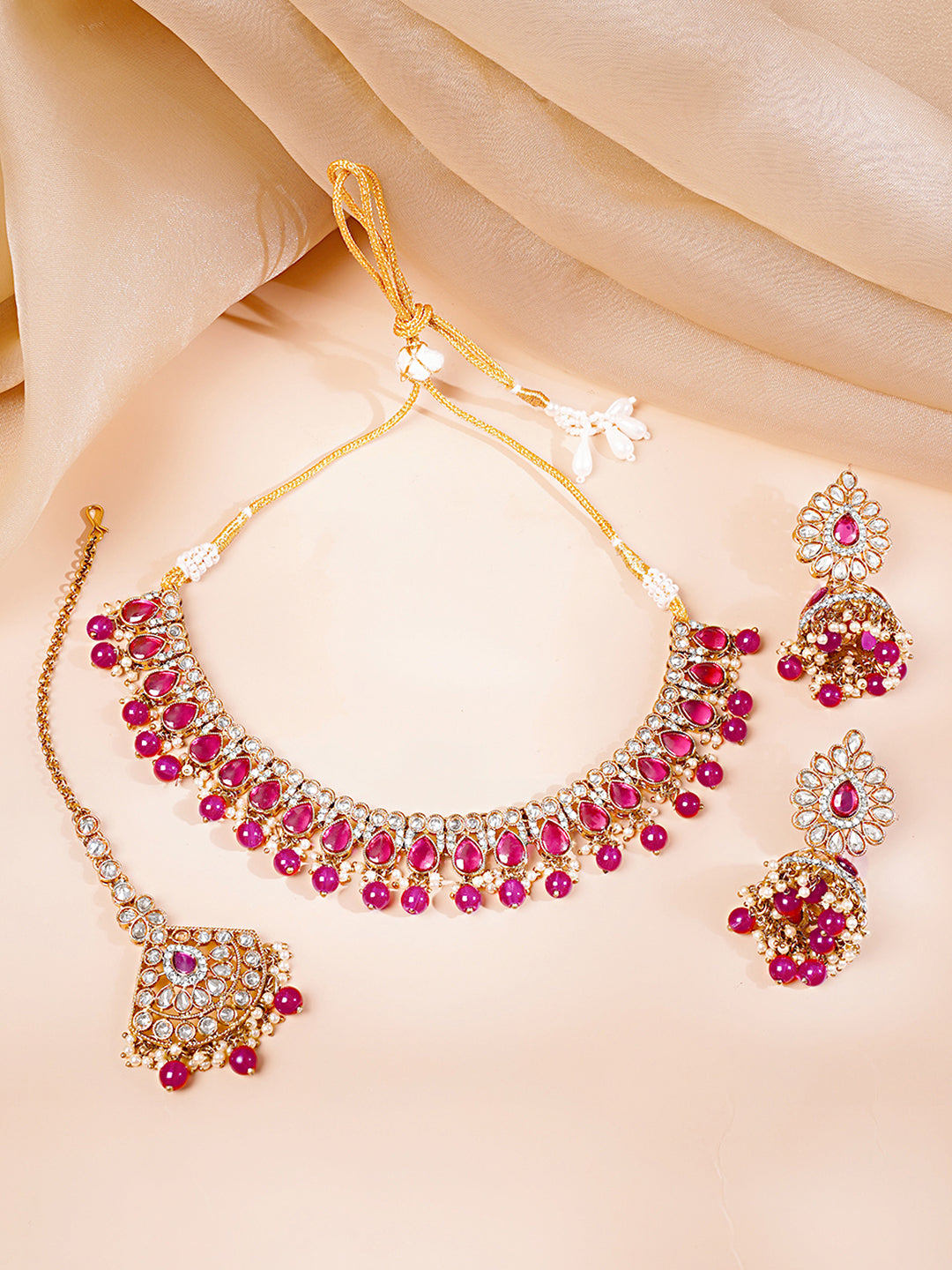 【Rubans】 Gold Plated Ruby Pink Studded Pearl Beaded Necklace Set With Maang Tikka｜ゴールドメッキ ルビーピンク ストーン パールビーズ ネックレスセット（マーンティッカ付き）