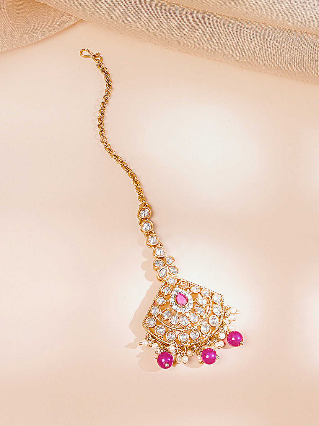 【Rubans】 Gold Plated Ruby Pink Studded Pearl Beaded Necklace Set With Maang Tikka｜ゴールドメッキ ルビーピンク ストーン パールビーズ ネックレスセット（マーンティッカ付き）