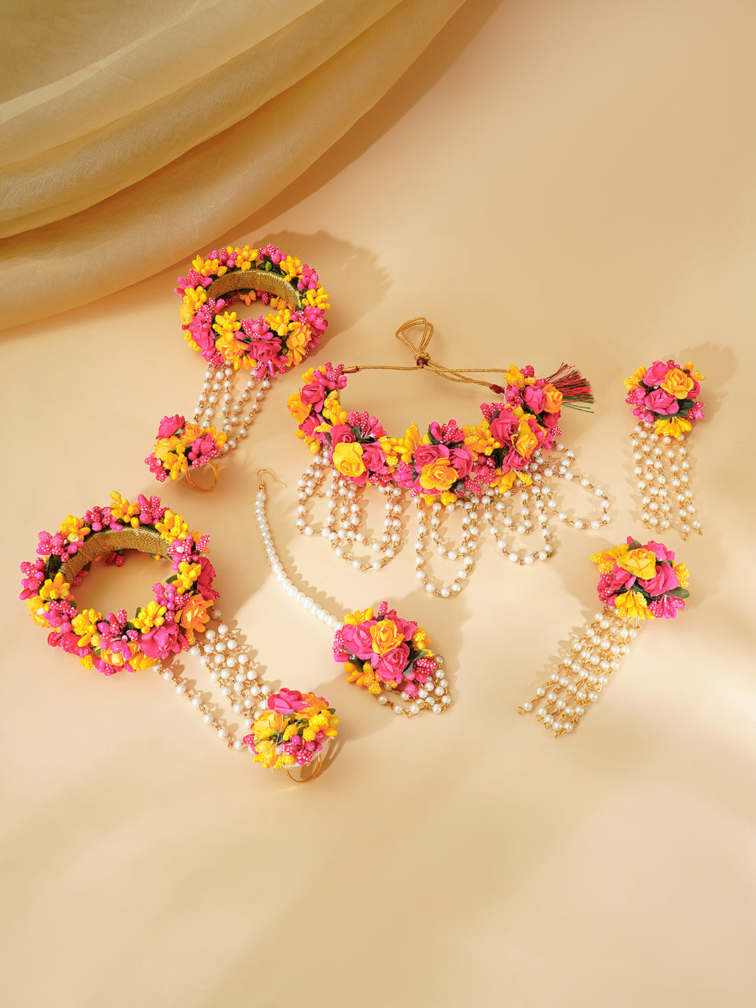 【Rubans】 Gold Plated Pearl Beaded Pink & Yellow Floral Choker Necklace Set With Maang Tikka & Hathphool｜ゴールドメッキ パールビーズ ピンク＆イエロー フローラル チョーカーセット（マーンティッカ・ハスプール付き）