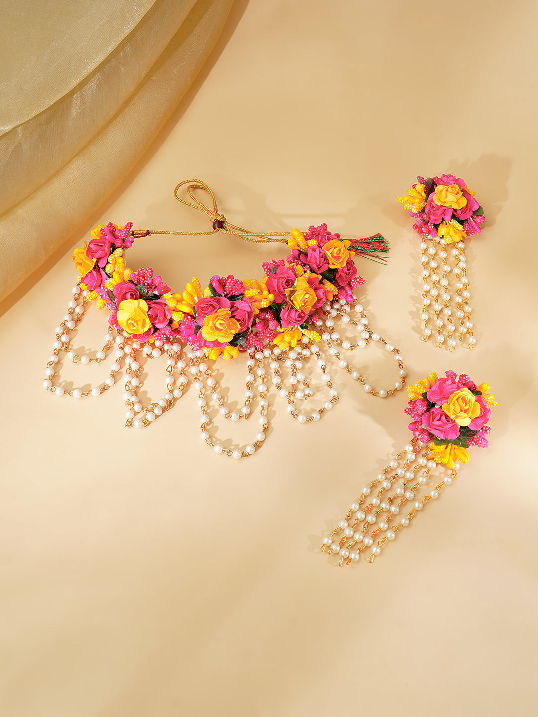【Rubans】 Gold Plated Pearl Beaded Pink & Yellow Floral Choker Necklace Set With Maang Tikka & Hathphool｜ゴールドメッキ パールビーズ ピンク＆イエロー フローラル チョーカーセット（マーンティッカ・ハスプール付き）