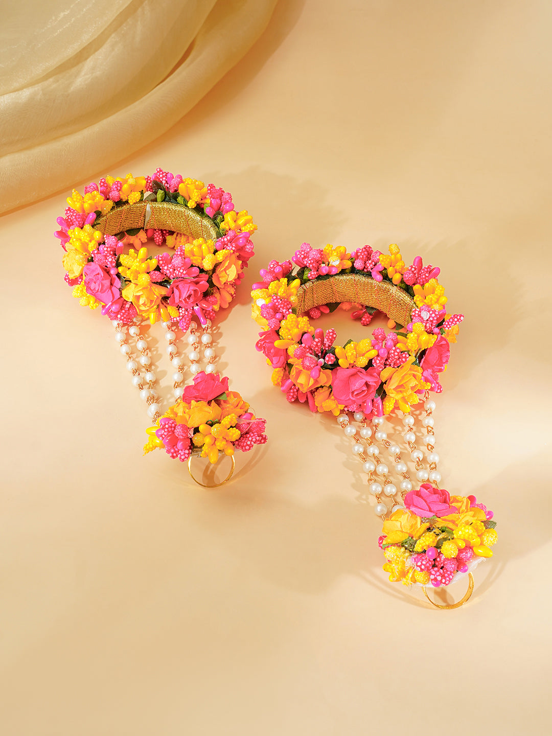 【Rubans】 Gold Plated Pearl Beaded Pink & Yellow Floral Choker Necklace Set With Maang Tikka & Hathphool｜ゴールドメッキ パールビーズ ピンク＆イエロー フローラル チョーカーセット（マーンティッカ・ハスプール付き）