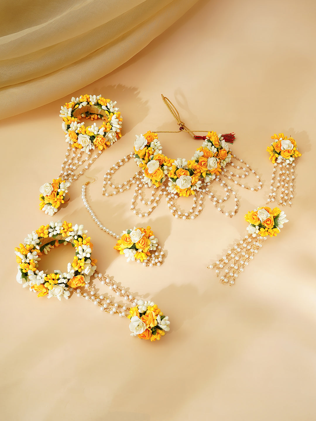 【Rubans】 Gold Plated Pearl Beaded Yellow & White Floral Choker Necklace Set With Maang Tikka & Hathphool｜ゴールドメッキ パールビーズ イエロー＆ホワイト フローラル チョーカーセット（マーンティッカ・ハスプール付き）