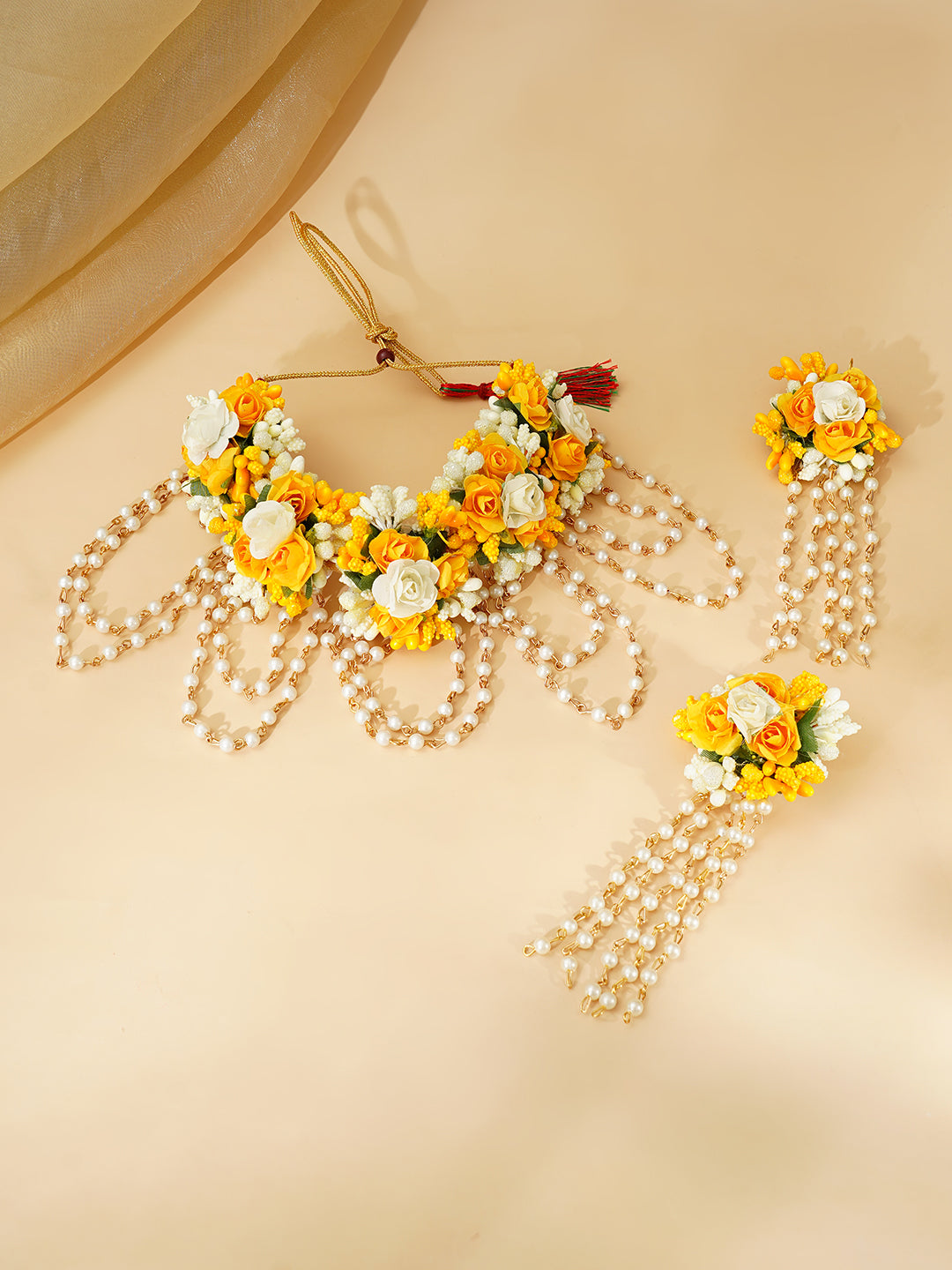 【Rubans】 Gold Plated Pearl Beaded Yellow & White Floral Choker Necklace Set With Maang Tikka & Hathphool｜ゴールドメッキ パールビーズ イエロー＆ホワイト フローラル チョーカーセット（マーンティッカ・ハスプール付き）