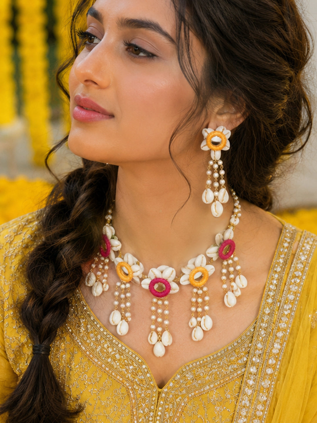 【Rubans】 Gold Plated Pearl Beaded Shell Drop Pink & Yellow Floral Necklace Set With Maang Tikka & Hathphool｜ゴールドメッキ パールビーズ シェルドロップ ピンク＆イエロー フローラル ネックレスセット（マーンティッカ・ハスプール付き）